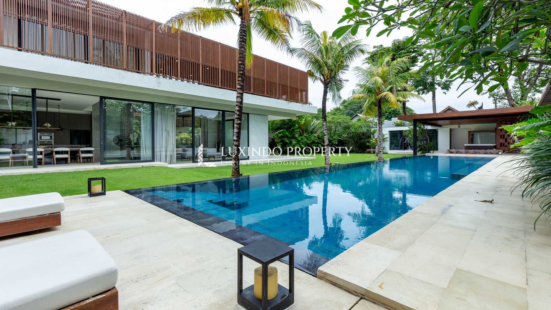BATU BELIG - MODERN DESIGNER 4 BEDROOM VILLA NEAR BY THE BEACH (LHV959)